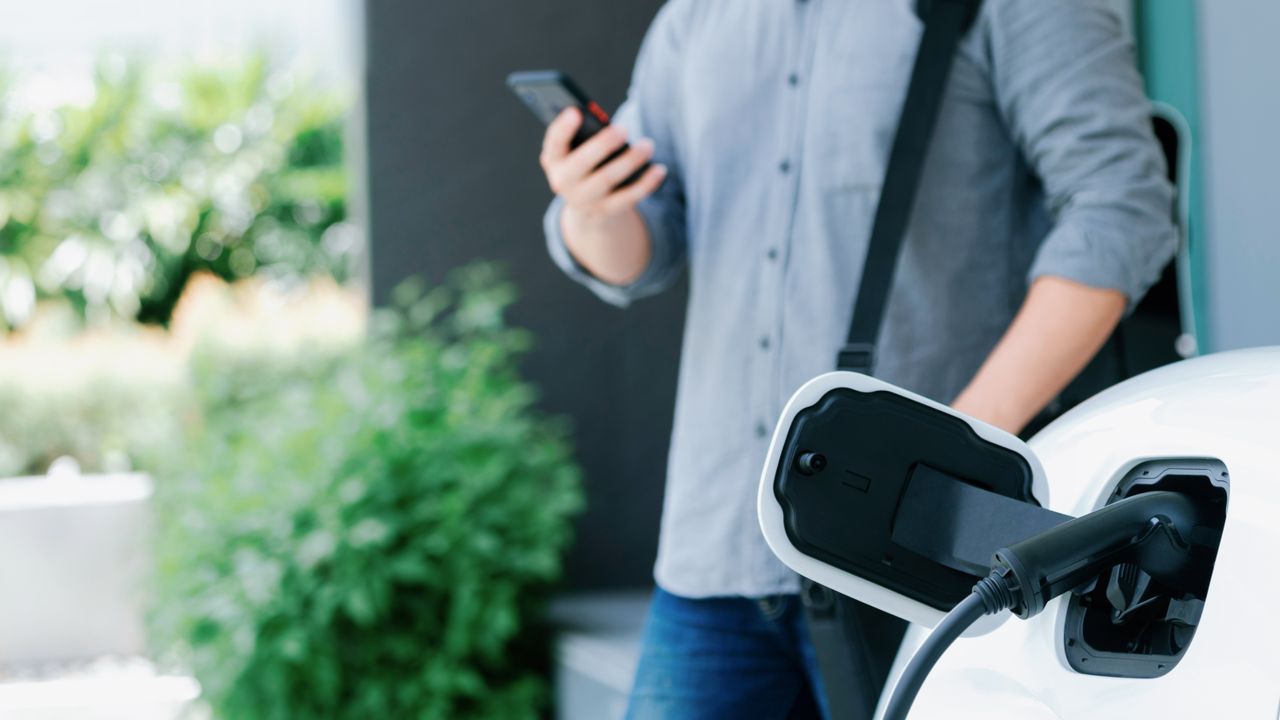 Laddningsinfrastruktur för elbilar vid logistikfordon, parker och restauranger.