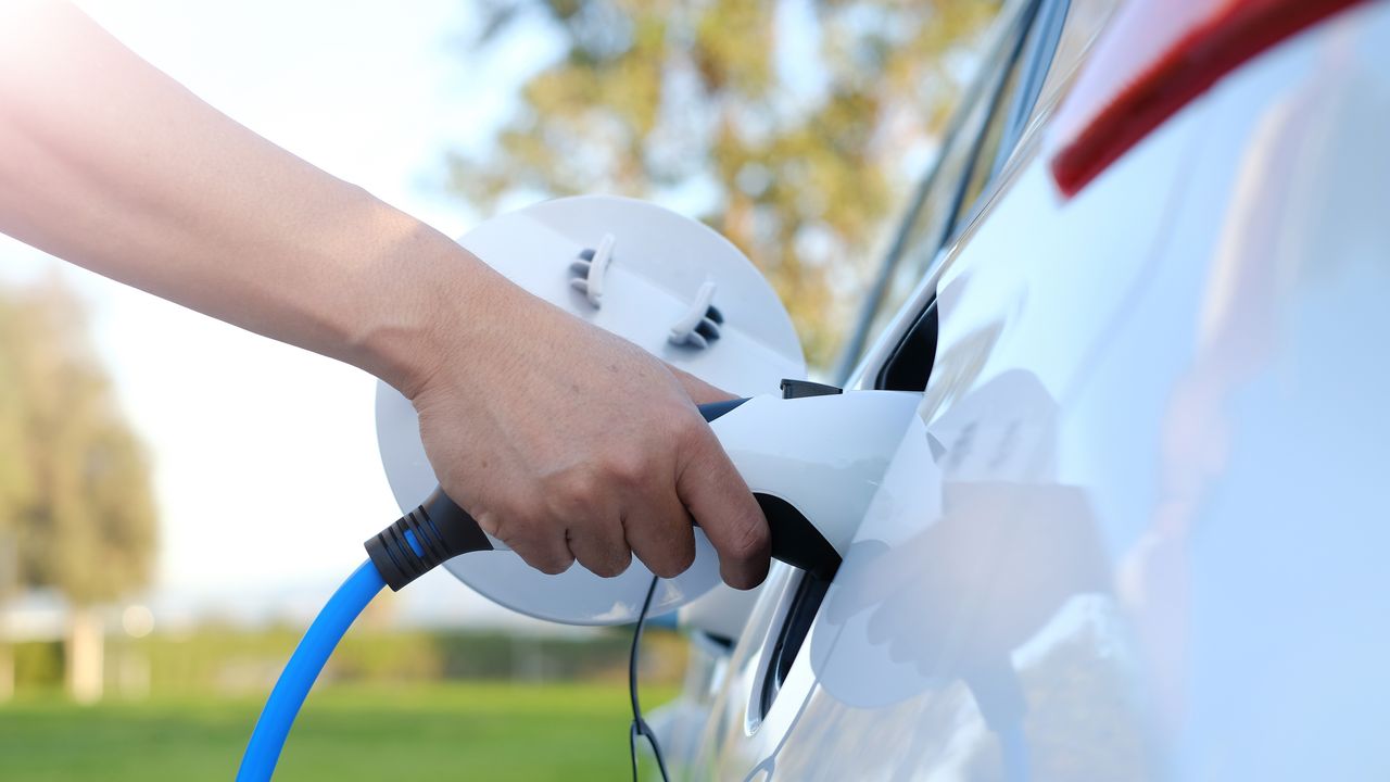 Laddnätverkshantering för elbilar: Tjänstbarhet, Tillgänglighet, Säkerhet