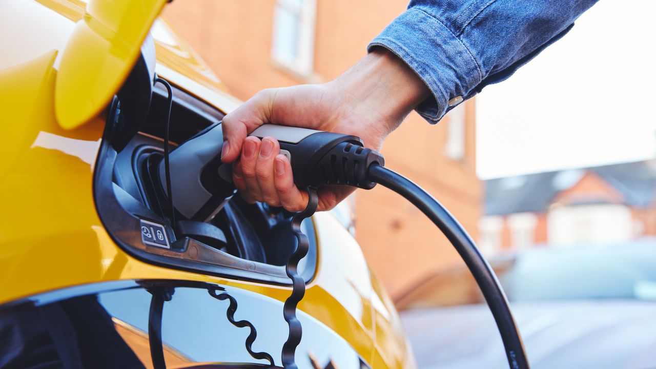 Schemaläggning av laddstationer för elbilar: Automatisering, lastbalansering och betalning